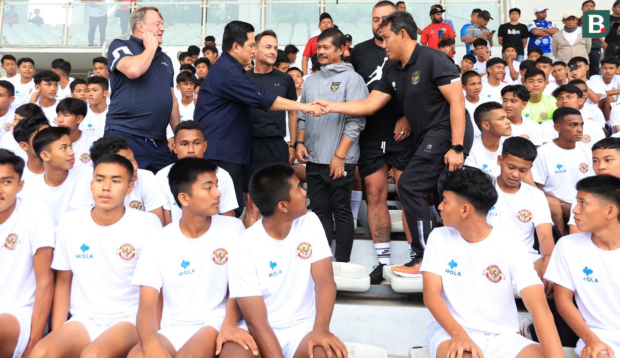 <p>Ketua umum PSSI, Erick Thohir, bersalaman dengan pelatih Timnas Indonesia U-17, Bima Sakti saat memantau seleksi pemain untuk mengikuti program Garuda Select di Stadion Madya Gelora Bung Karno, Jakarta, Kamis (6/7/2023). (Bola.com/M Iqbal Ichsan)</p>