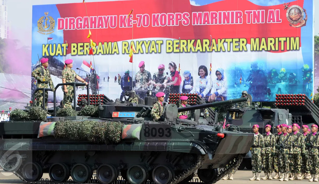 Kepala Staf TNI Angkatan Laut (KASAL) Laksamana TNI Ade Supandi (kedua kiri) melewati barisan prajurit pada upacara perayaan Hari Korps Marinir TNI AL yang ke-70 di Markas Marinir Cilandak, Jakarta Selatan, (15/11/2015). (Liputan6.com/Helmi Afandi)