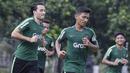 Pemain Timnas Indonesia U-23, Ezra Walian, melakukan pemanasan saat latihan di Lapangan ABC, Jakarta, Kamis (14/3). Latihan ini merupakan persiapan jelang Kualifikasi Piala AFC U-23. (Bola.com/Vitalis Yogi Trisna)