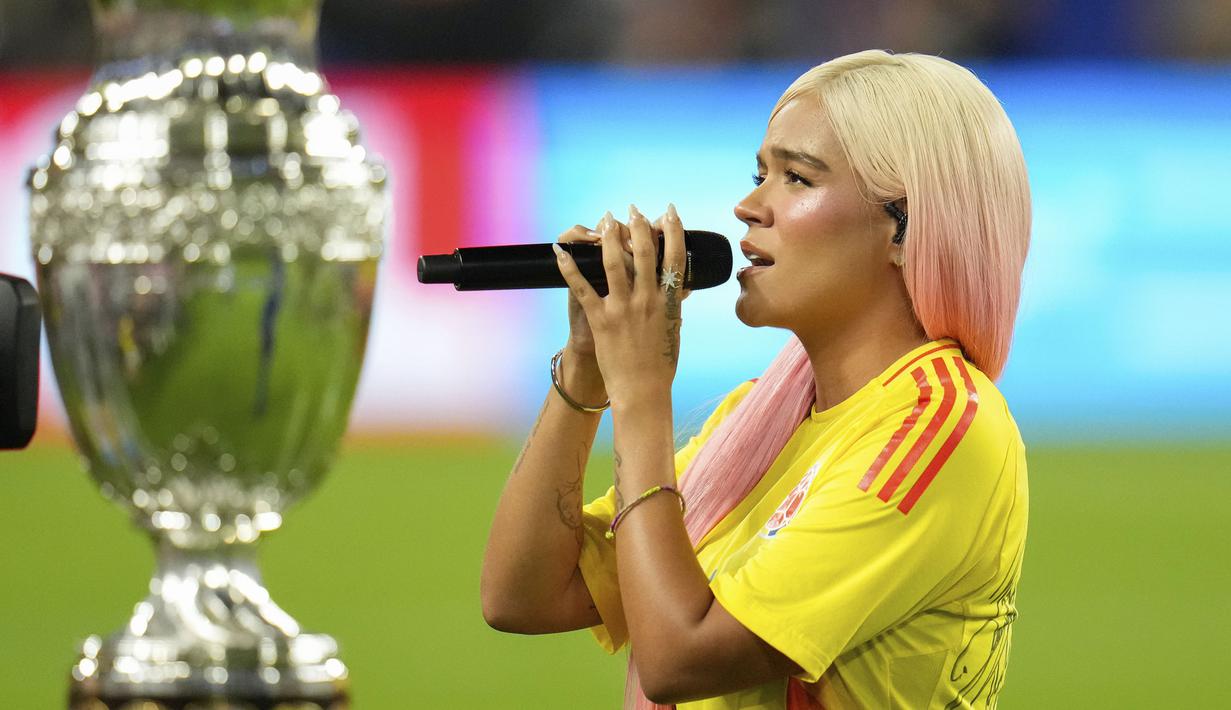 Penyanyi Kolombia, Karol G membawakan lagu kebangsaan Kolombia jelang dimulainya laga final Copa America 2024 antara Timnas Argentina menghadapi Kolombia di Hard Rock Stadium, Florida, Amerika Serikat, Minggu (14/7/2024). (AP Photo/Julio Cortez)