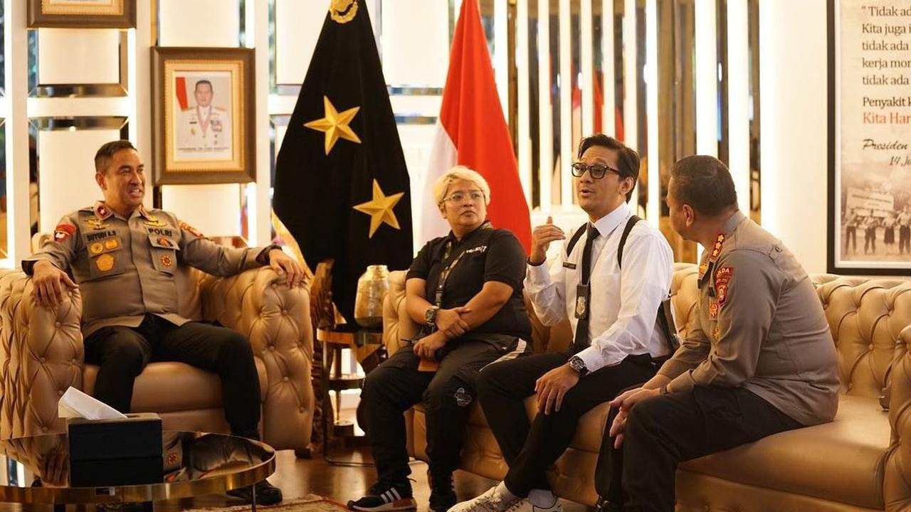 Selama bertemu Wakapolda Metro Jaya, Andre Taulany yang akrab disapa Kondre tersebut didampingi Kombes Trunoyudo sembari berbincang akrab dengan orang nomor dua di Polda Metro tersebut.