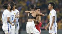 Pemain Malaysia berusaha menenangkan kapten Indonesia, Evan Dimas usai takluk dari Malaysia pada laga semifinal Sea Games 2017 di Stadion Shah Alam, Selangor, Sabtu (26/8/2017). Malaysia menang 1-0 atas Indonesia. (Bola.com/Vitalis Yogi Trisna)