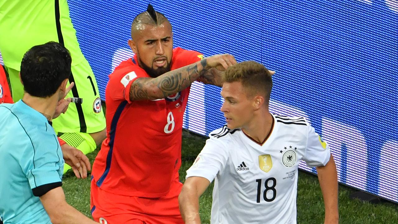 Gelandang Timnas Chile, Arturo Vidal (tengah) mendorong penggawa Timnas Jerman sekaligus rekan setim di Bayern Munchen, Joshua Kimmich, pada final Piala Konfederasi 2017, Senin (3/7/2017). 