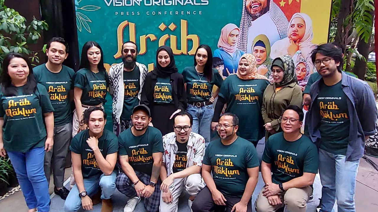 Para pemain dan kru serial Arab Maklum.