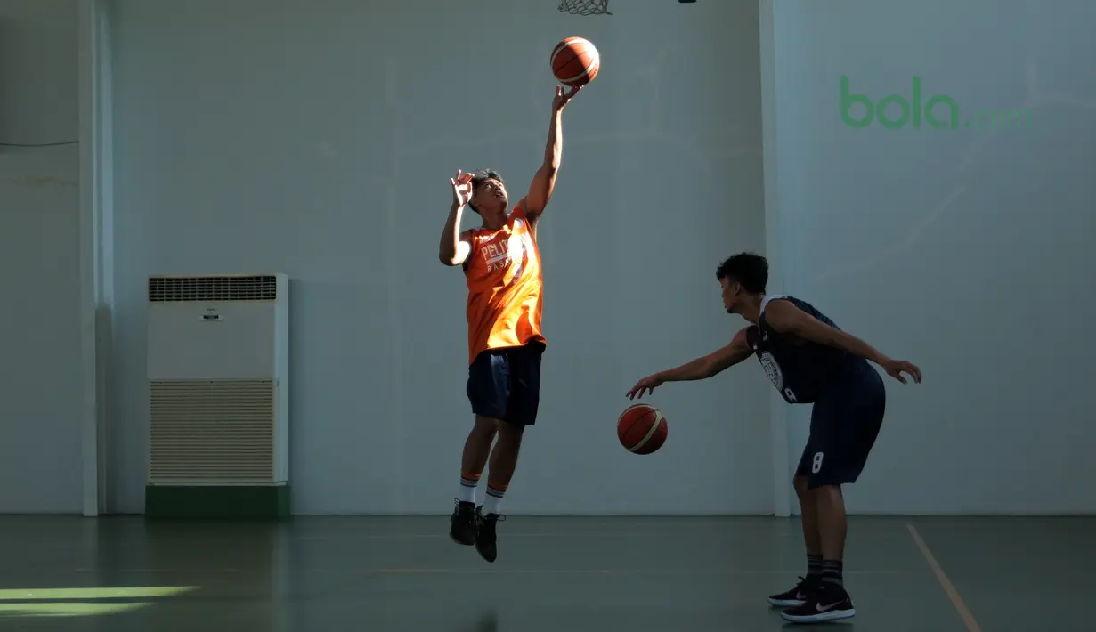 Gaya dua pemain Pelita Jaya saat berlatih di Istana Kana, Jakarta, (13/04/2018). Pelita Jaya akan melawan Satria Muda pada laga final IBL 19, 21, dan 22 april 2018. (Bola.com/Nick Hanoatubun)