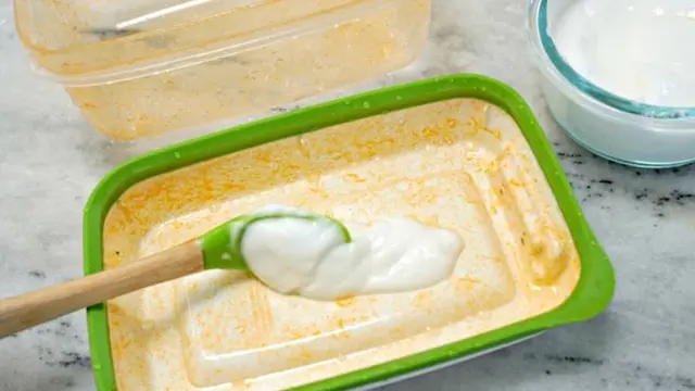 Cara Mudah Singkirkan Noda Saus Sambal Membandel di Wadah Plastik