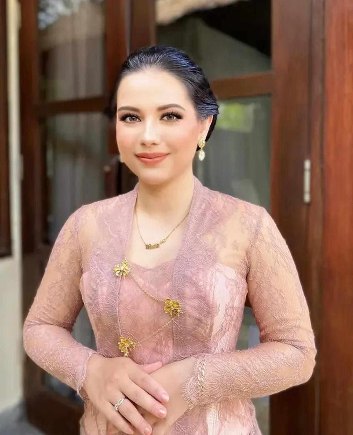 Potret Elodie Bouttier Adik Maxime, Cantik Berkebaya saat Pernikahan Luna Maya dan Sang Kakak