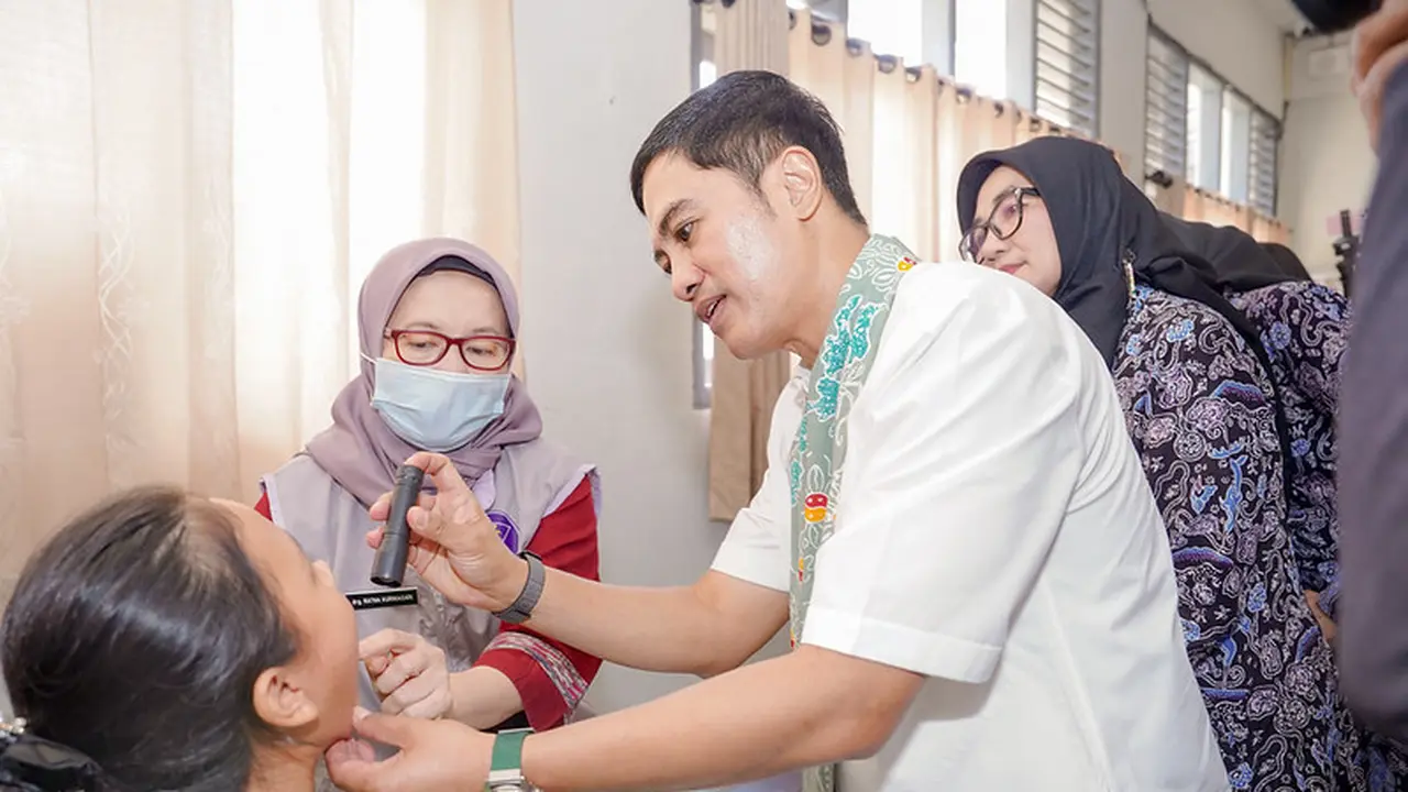 Wamenkes Dante ikut mengecek kondisi kesehatan siswa dalam program Cek Kesehatan Gratis (CKG) Sekolah di Bogor, Jawa Barat. (Dok Kemenkes)