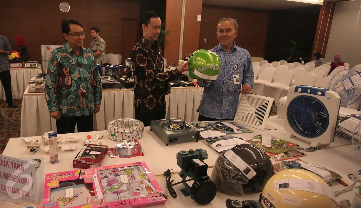 Menteri Perdagangan Thomas Lembong saat mengumumkan hasil pengawasan semester II tahun 2015 di Gedung Kemendag, Jakarta, Selasa (22/12/2015). Kemendag mendapati 51 pelangaran SNI dan 49 pelanggar MKG. (Liputan6.com/Angga Yuniar)