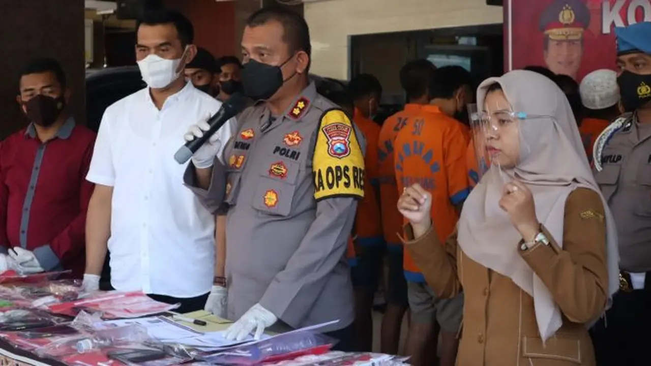 Kapolres Lumajang AKBP Dewa Putu Eka membeberkan  sejumlah barang bukti narkoba yang disita dari tangan para tersangka. (Istimewa).