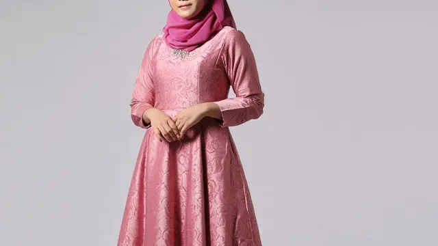 Model Gamis Brokat Warna Dusty Pink/ Ilustrasi gambar oleh AI