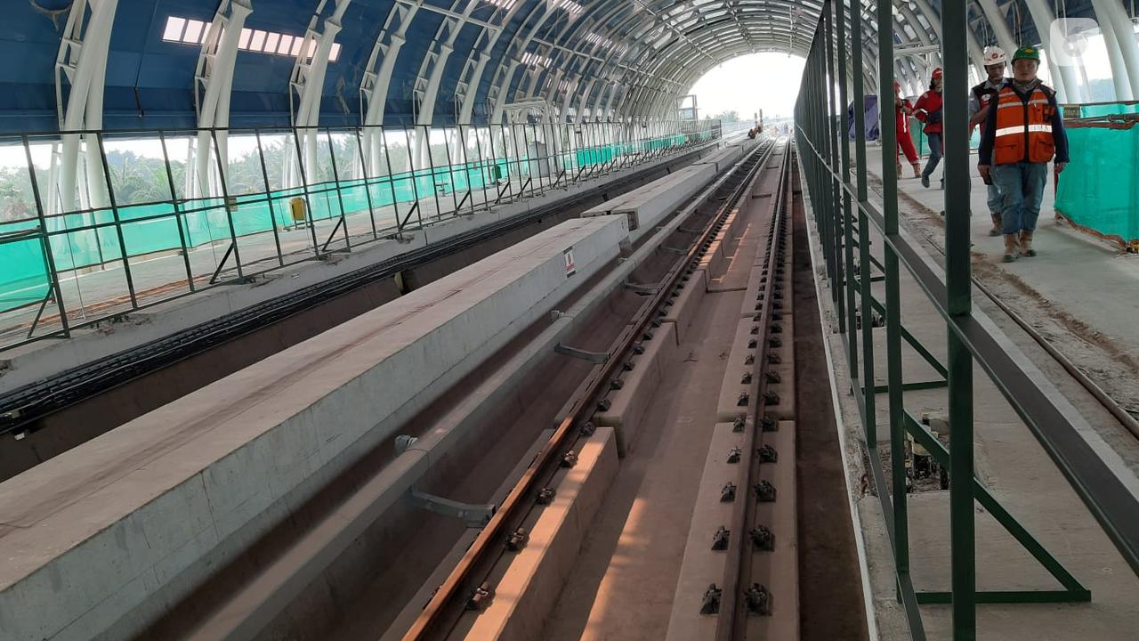 Jalur LRT di Stasiun Cibubur pada Agustus 2019.