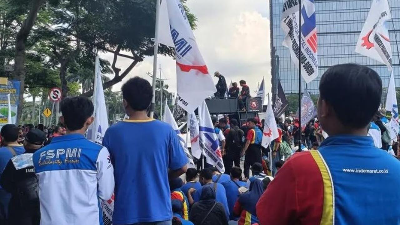 Buruh Indomaret Demo, Protes Penghapusan Upah Lembur Libur Nasional