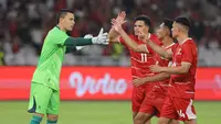 Kiper Timnas Indonesia, Emil Audero, merayakan keberhasilannya menggagalkan penalti Oman dalam laga uji coba internasional di Stadion Utama Gelora Bung Karno (SUGBK), Senayan, Jakarta, Jumat (5/6/2026). (Bola.com/Bagaskara Lazuardi)