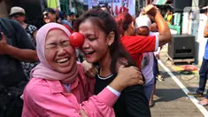 Warga mengikuti kegiatan lomba dalam rangka memeriahkan Hari Ulang Tahun (HUT) ke-78 Republik Indonesia (RI) di kawasan permukiman padat penduduk di Menteng, Jakarta, Kamis (17/8/2023). (Liputan6.com/Angga Yuniar)
