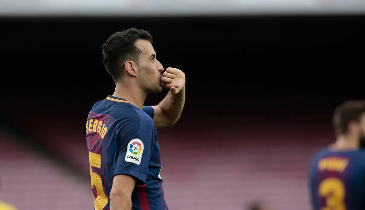 Pemain Barcelona, Sergio Busquets merayakan golnya ke gawang Las Palmas pada pertandingan Liga Spanyol di Camp Nou, Senin (2/10) dini hari. Bermain tanpa suporter, Barcelona menang telak dengan skor 3-0. (AP/Manu Fernandez)