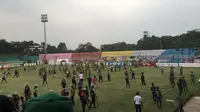 Kericuhan antarsuporter terjadi pada akhir laga 16 besar Liga 2 2017 antara Persita Tangerang dan PSMS Medan di Stadion Mini Persikabo, Cibinong. (Istimewa)