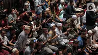 Sejumlah jemaah memanjatkan doa saat pelaksanaan salat gaib di Masjid Istiqlal, Jakarta, Jumat (10/2/2023). Salat gaib tersebut dilakukan untuk mendoakan para korban gempa di Turki dan Suriah. (Liputan6.com/Faizal Fanani)