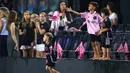 Anak Lionel Messi, Ciro Messi Roccuzzo (kanan) dan anak dari Sergio Busquets bermain kain basah sebelum laga Inter Miami melawan Orlando City pada laga lanjutan MLS Amerika di DRV PNK Stadium, Florida, Amerika Serikat, 2 Agustus 2023 waktu setempat. (AFP/Getty Images/Hector Vivas)