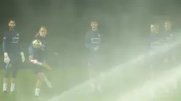 Pemain mengikuti  sesi latihan timnas Kroasia pada Piala Dunia 2022 di Doha, Minggu (11/12/2022). Secara head to head, kedua tim sama kuat karena sama-sama meraih dua kemenangan dan sisanya satu kali imbang. (AP Photo/Petr David Josek)