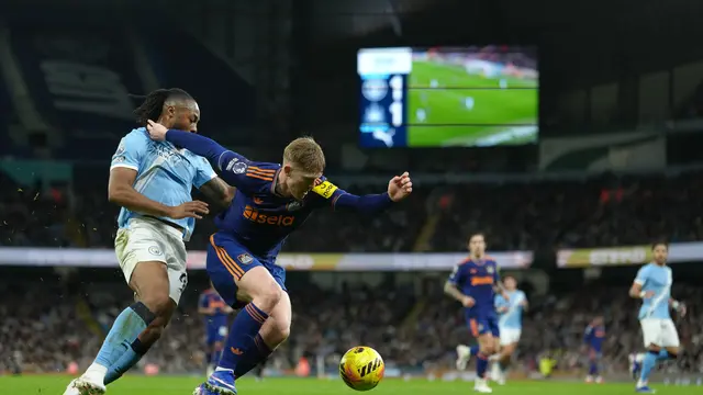 Duel Antoine Semenyo (kiri) dengan Lewis Hall di laga Manchester City vs Newcastle di pekan ke-27 Liga Inggris 2025/2026 di Etihad Stadium, Minggu (22/02/2026) dini hari WIB.