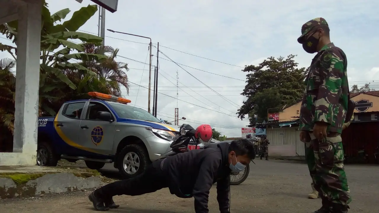 Pelanggar protokol kesehatan dalam operasi PSBB di Purbalingga dihukum push up. (Foto: Liputan6.com/Rudal Afgani Diragantara)
