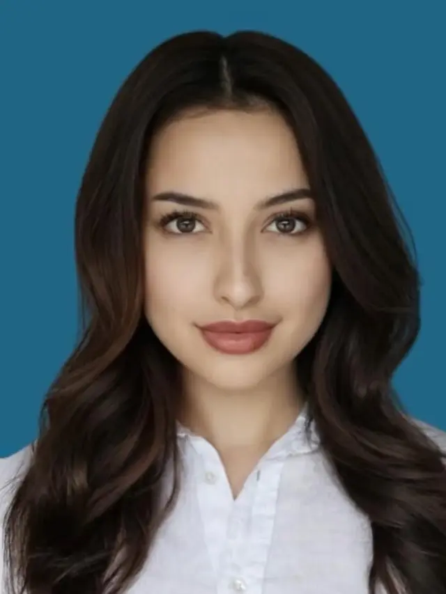 Jennifer Coppen foto dengan latar biru dengan makeup flawless. [@jennifercoppenreal20]