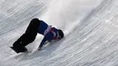 Louis Phillip Vito III dari Italia terjatuh saat bertanding dalam babak kualifikasi halfpipe putra di Olimpiade Musim Dingin 2022, Rabu, 9 Februari 2022, di Zhangjiakou, China. AP Photo /Francisco Seco)