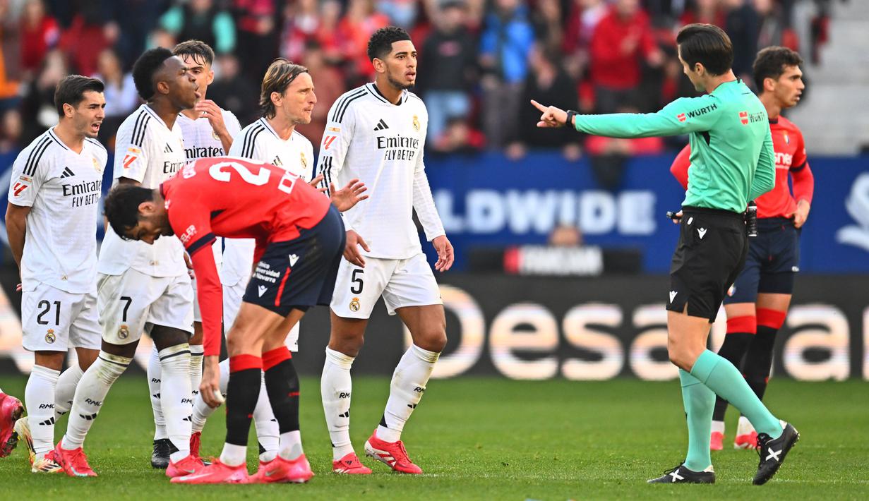 Keunggulan jumlah pemain dimanfaatkan Osasuna untuk menyamakan skor di babak kedua. Ante Budimir sukses mengeksekusi penalti menjadi gol dan membuat skor menjadi 1-1. (AP Photo/Miguel Oses)