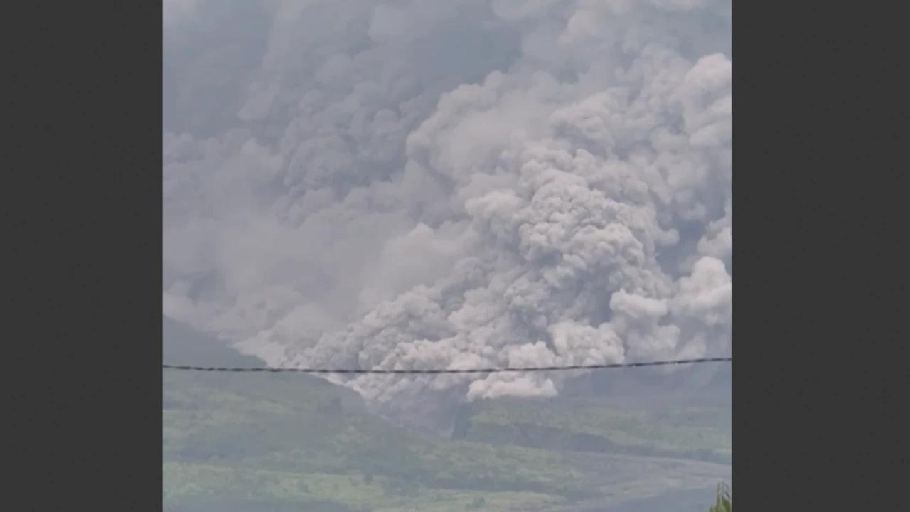 Luncuran Awan Panas Capai 14 Km, Semeru Naik ke Level III Siaga, Warga Mulai Mengungsi