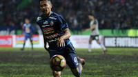 Kapten tim Arema, Dendi Santoso mengaku pemain Singo Edan kelelahan di pengujung laga saat melawan Persela (20/1/2018). (Bola.com/Iwan Setiawan)