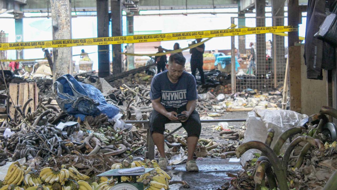 FOTO: Aktivitas Pedagang Buah Kramat Jati Kembali Berjalan Usai Kebakaran