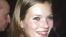 Wajah segar Kate Moss saat masih berusia 19 tahun. Kebiasaan Kate Moss yang suka merokok dan minum menjadikan wajah segarnya tidak terjaga di usianya kini. (via dailymail.co.uk)