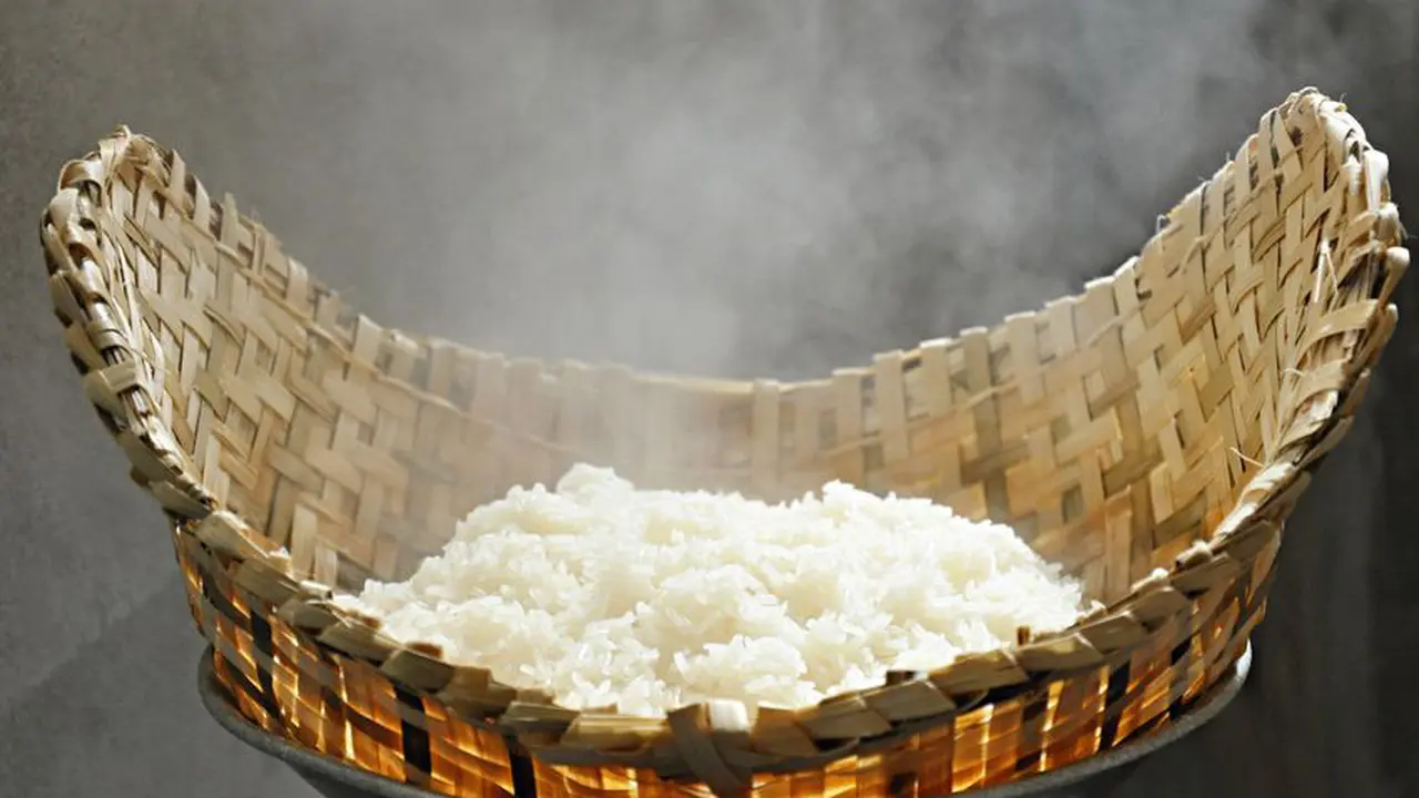 Ini Trik Memasak Nasi Putih Agar Tidak Bikin Gemuk
