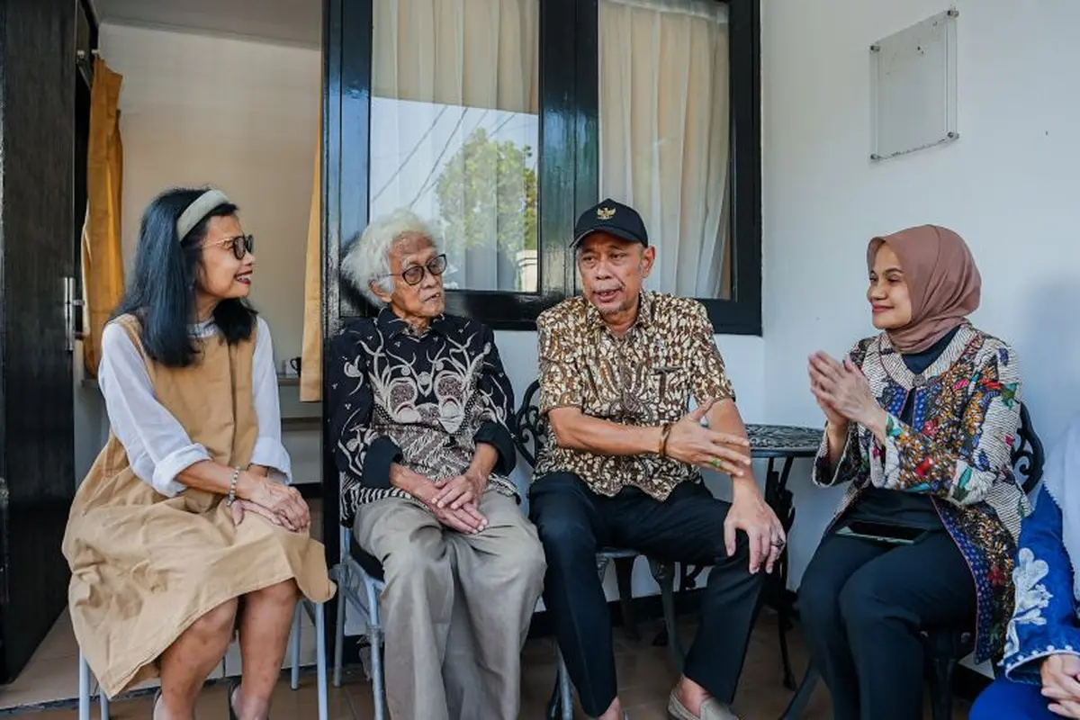 Wakil Menteri Sosial (Wamensos) Agus Jabo Priyono menemui langsung Heru Baskoro dan istrinya, Treyzia Noviani (65), di STPL Bekasi.