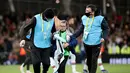Seorang fans cilik memegang jersey striker Portugal Cristiano Ronaldo (tidak terlihat) saat dikawal keluar lapangan oleh petugas setelah menerobos masuk pada akhir laga Grup A Kualifikasi Piala Dunia 2022 Zona Eropa melawan Irlandia di Stadion Aviva, Jumat (12/11/2021) dinihari WIB. (Paul Faith / AF