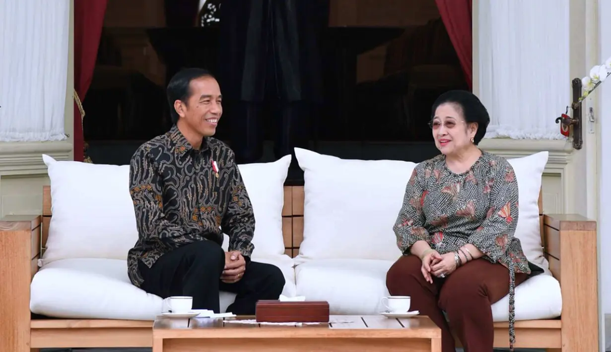 Presiden Joko Widodo (Jokowi) berbincang dengan Megawati Soekarnoputri di teras belakang Istana Merdeka, Jakarta, Senin (21/11). Pertemuan tersebut membahas kondisi politik nasional, ekonomi dan pilkada. (Biropres Kepresidenan/Laily)