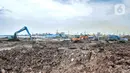 Petugas Dinas SDA DKI Jakarta menggunakan kendaraan alat saat pengurukan lumpur di pesisir Ancol, Senin (11/1/2021). Setiap harinya lumpur dari hasil pengerukan sungai, waduk, hingga gorong-gorong di 5 wilayah DKI dibuang ke kawasan pesisir yang mencapai 400 truk. (merdeka.com/Iqbal S. Nugroho)