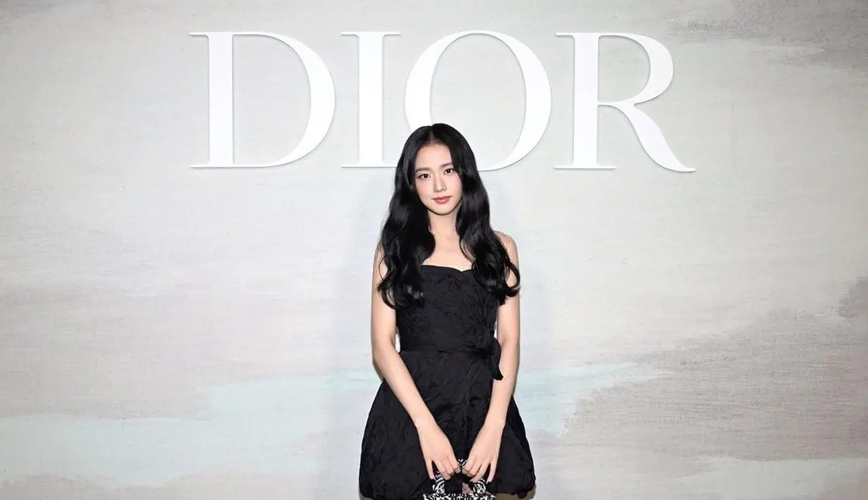 Jisoo Blackpink dalam acara fashion show Dior di Paris. (Foto: Instagram/ sooyaaa__)