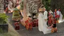 Keelie tampil dalam balutan busana putih dengan detail tradisional, sementara Gamma mengenakan busana putih yang senada dengan penampilannya. [@dikhadheansa]