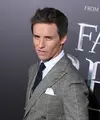 Aktor tampan Eddie Redmayne sedang ramai dibicarakan terkait dengan film terbarunya yang bertajuk “Fantastic Beasts And Where to Find Them”. Selain itu dirinya juga dikabarkan pernah memiliki hubungan spesial dengan Taylor Swift. (AFP/Bintang.com)