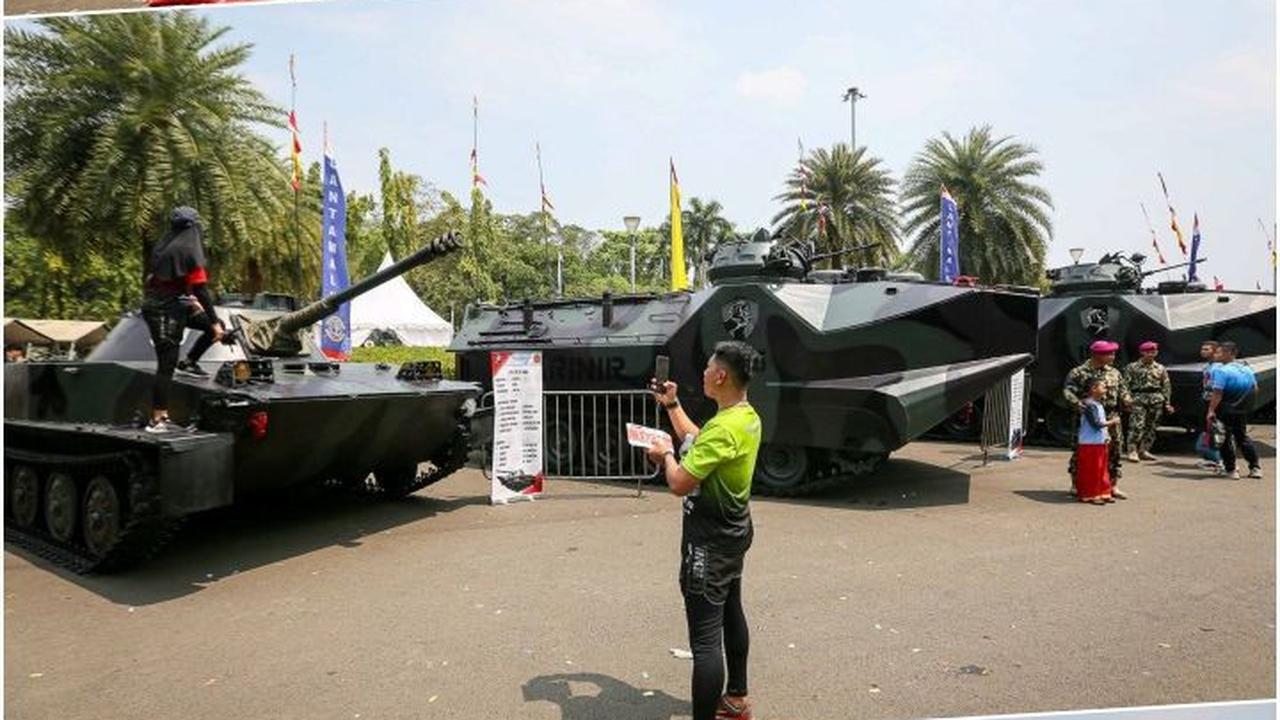 FOTO: Antusiasme Masyarakat Lihat Rudal, Tank Ampibi, Drone Tempur hingga Kapal Selam di Pameran Alutsista TNI di Monas