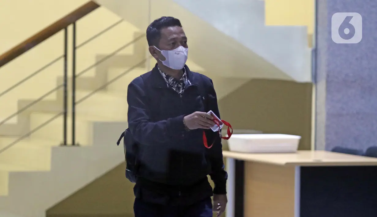 Komisaris PT Angsana Terminal Utama (PT ATU), PT Trans Surya Perkasa (PT TSP), dan PT Permata Abadi Raya (PT PAR) Muhammad Bahruddin sesaat sebelum keluar dari Gedung KPK, Jakarta, Selasa (19/7/2022). Muhammad Bahruddin memilih bungkam usai diperiksa penyidik KPK sebagai saksi terkait dugaan suap dan gratifikasi di Pemerintah Kabupaten Tanah Bumbu. (Liputan6.com/Helmi Fithriansyah)