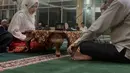 Momen Listy Chan duduk bersimpuh di sebuah masjid ini jadi bukti perjalanan spiritual sosok gamers yang kerap viral di media sosial. Listy Chan juga banjir doa dari penggemarnya. (Liputan6.com/IG/@listychanpokemon)