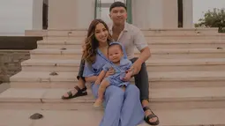 Keharmonisan dan kekompakan keluarga kecil pasangan selebriti ini begitu terlihat dalam pemotretan tersebut. Tersenyum di depan kamer, paras ganteng Baby Izz berhasil bikin gemas.(Liputan6.com/IG/@indpriw)