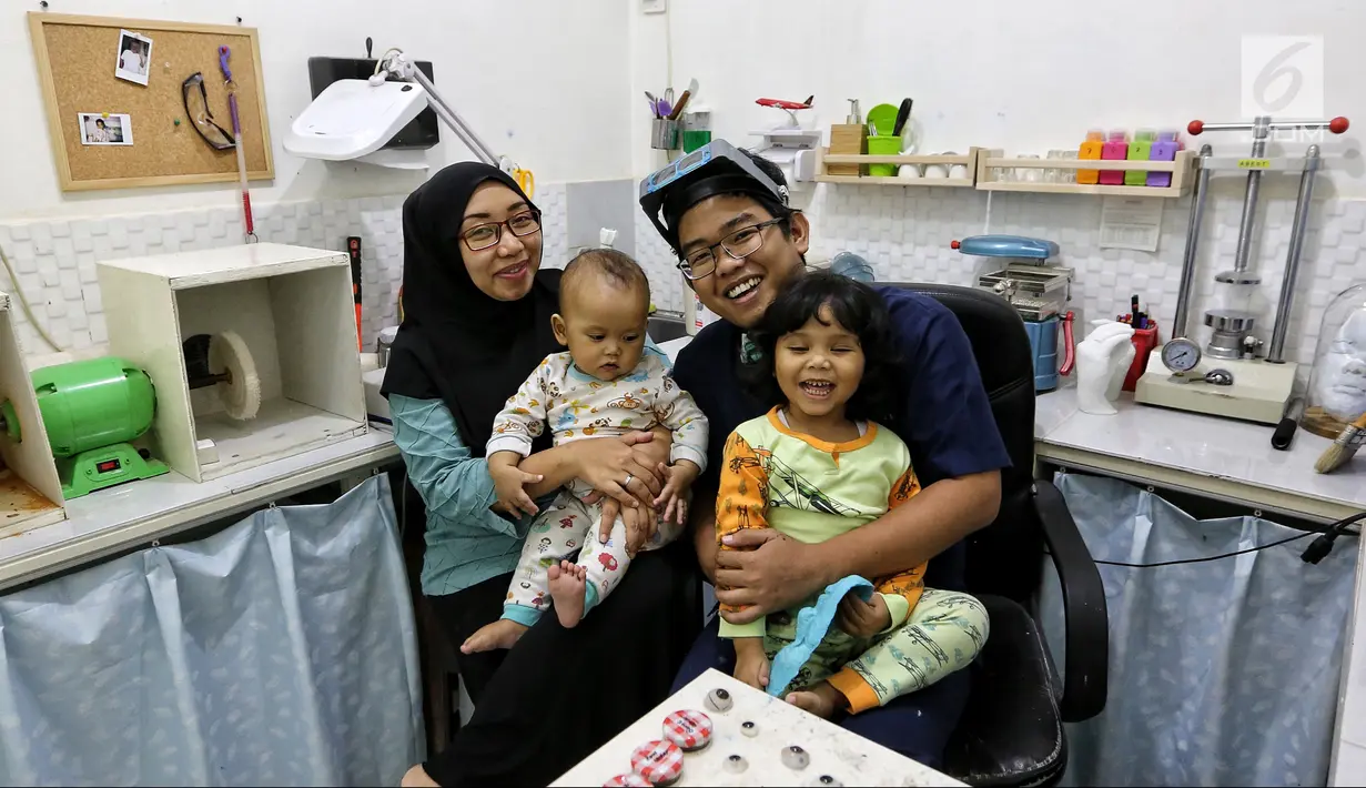 Rizwan Ilyasin didampingi istri Desy Pujiarsi kedua buah hatinya Falisha Sarvia Ilyarsi dan Essam Abizard Ilyarsi foto bersama di Klinik Ilyarsi Okularis, Ciputat, Tangerang Selatan, Banten, Sabtu (3/2). (Liputan6.com/Fery Pradolo)
