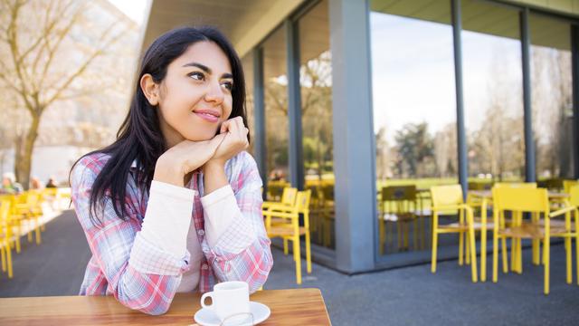wanita juli tampak  menjauh