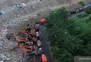 Aktivitas pengelolaan sampah di TPA Burangkeng, Bekasi, lumpuh akibat krisis bahan bakar. (Foto: Antara)