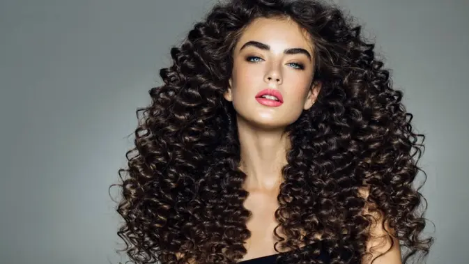 Nggak Perlu Ke Salon Bikin Rambut Keriting Bisa Dengan Cara Ini Beauty Fimela Com