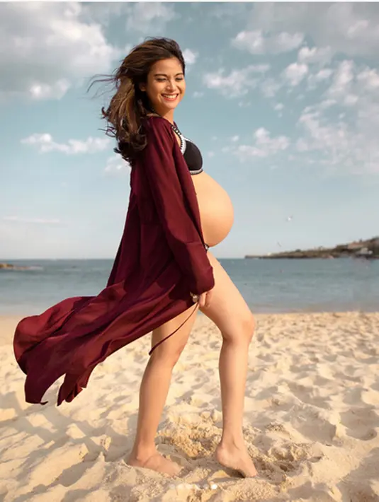 Saat hamil anak pertamanya, Acha Septriasa melakukan foto kehamilan di pinggir pantai.  Beberapa foto dibagikan oleh Acha saat perutnya semakin membesar. (Instagram/achasinaga)